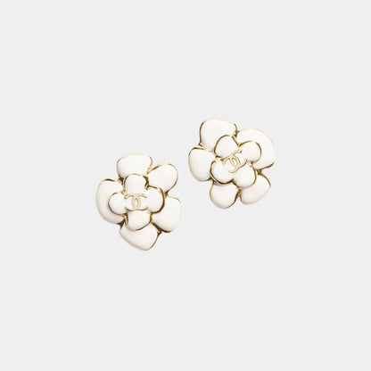 Stud Earrings in Metal and Resin