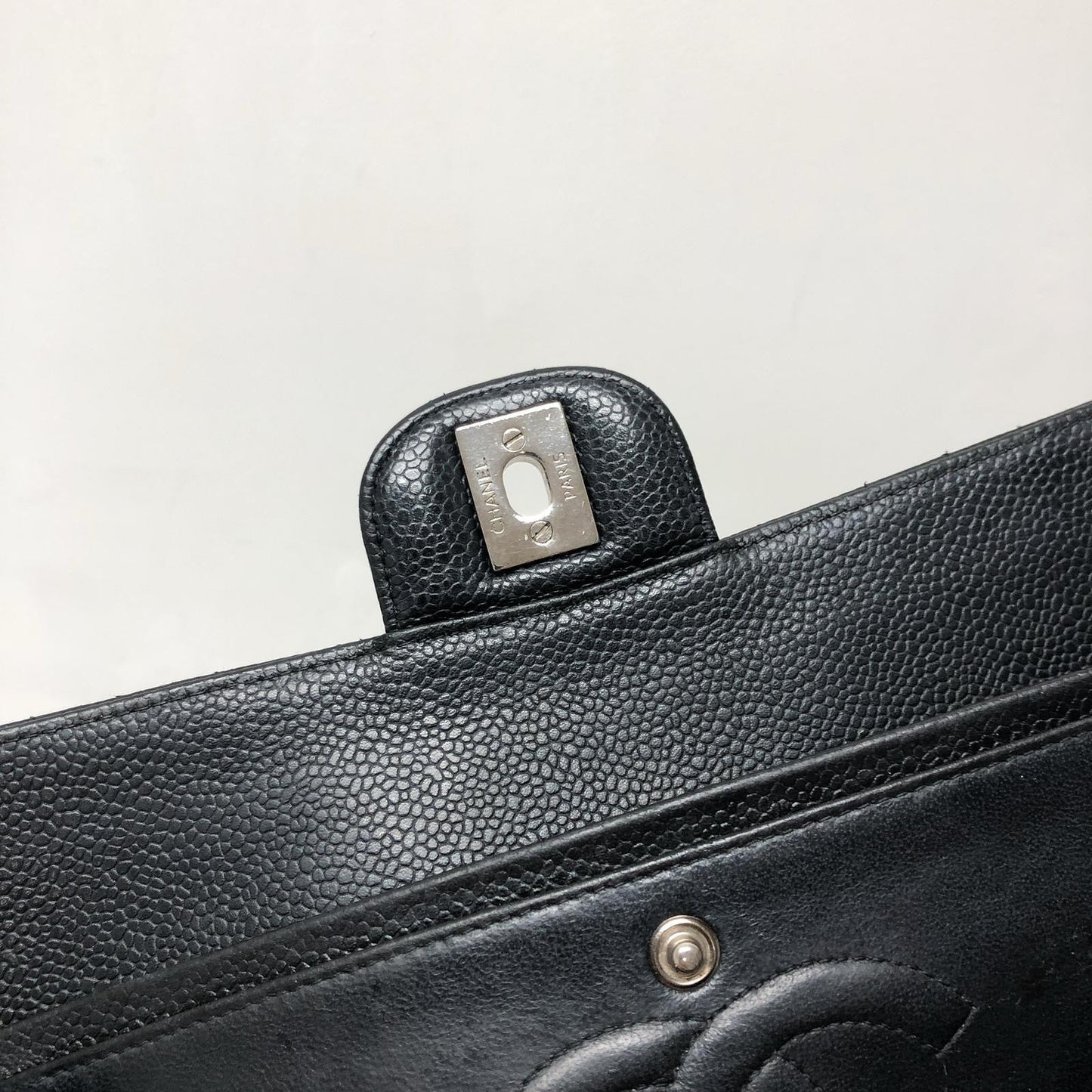 Classic Double Flap Caviar M/L in Black SHW