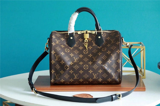 The Franco Shops - Louis Vuittons  - 7658
