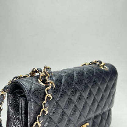 Classic Double Flap Mediun Black Shoulder Bag in Caviar Leather, Gold hardware