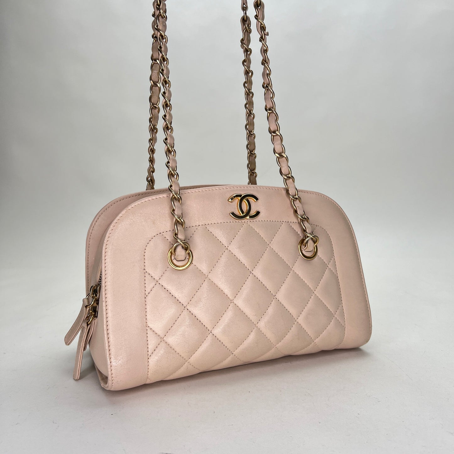 Zip Around Quilted Beige Shoulder Bag in Lambskin, Gold hardware