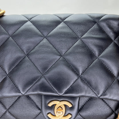 Single Flap Black Shoulder Bag in Calfskin, Gold hardware