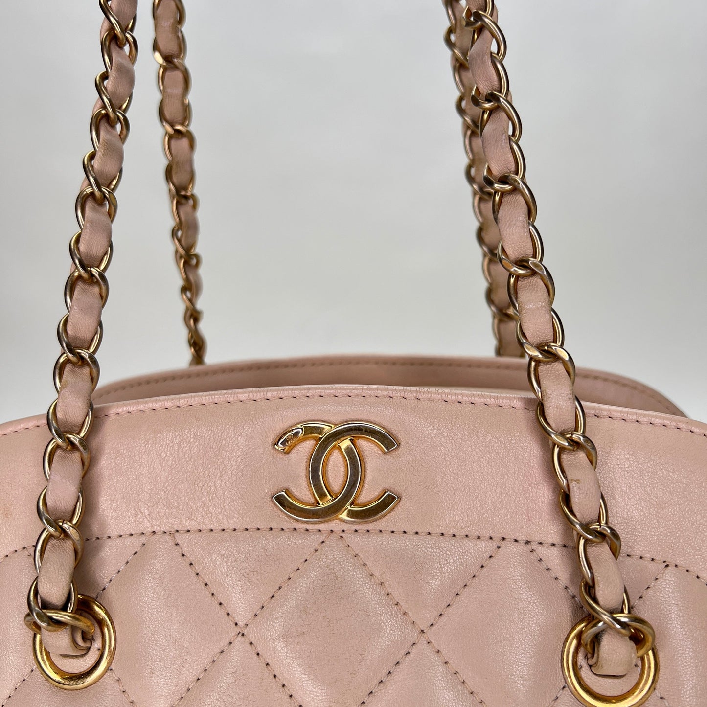 Zip Around Quilted Beige Shoulder Bag in Lambskin, Gold hardware