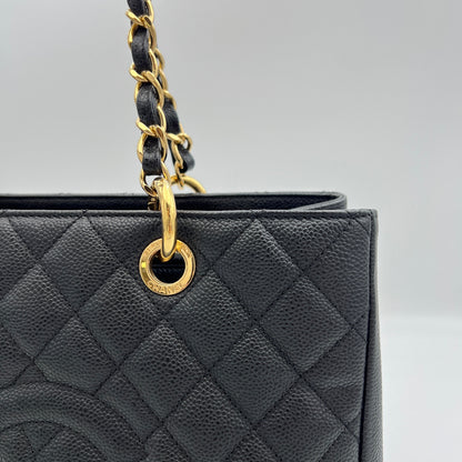 Grand Shopping Black Tote Bag in Caviar Leather, Gold hardware