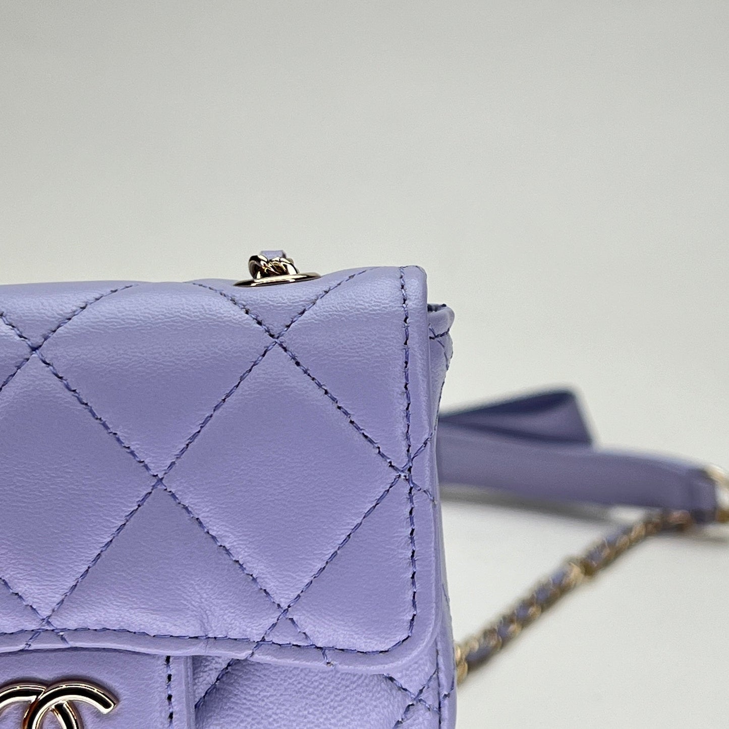 Classic Flap Chain Mini Purple Card Holder in Lambskin, Light Gold hardware