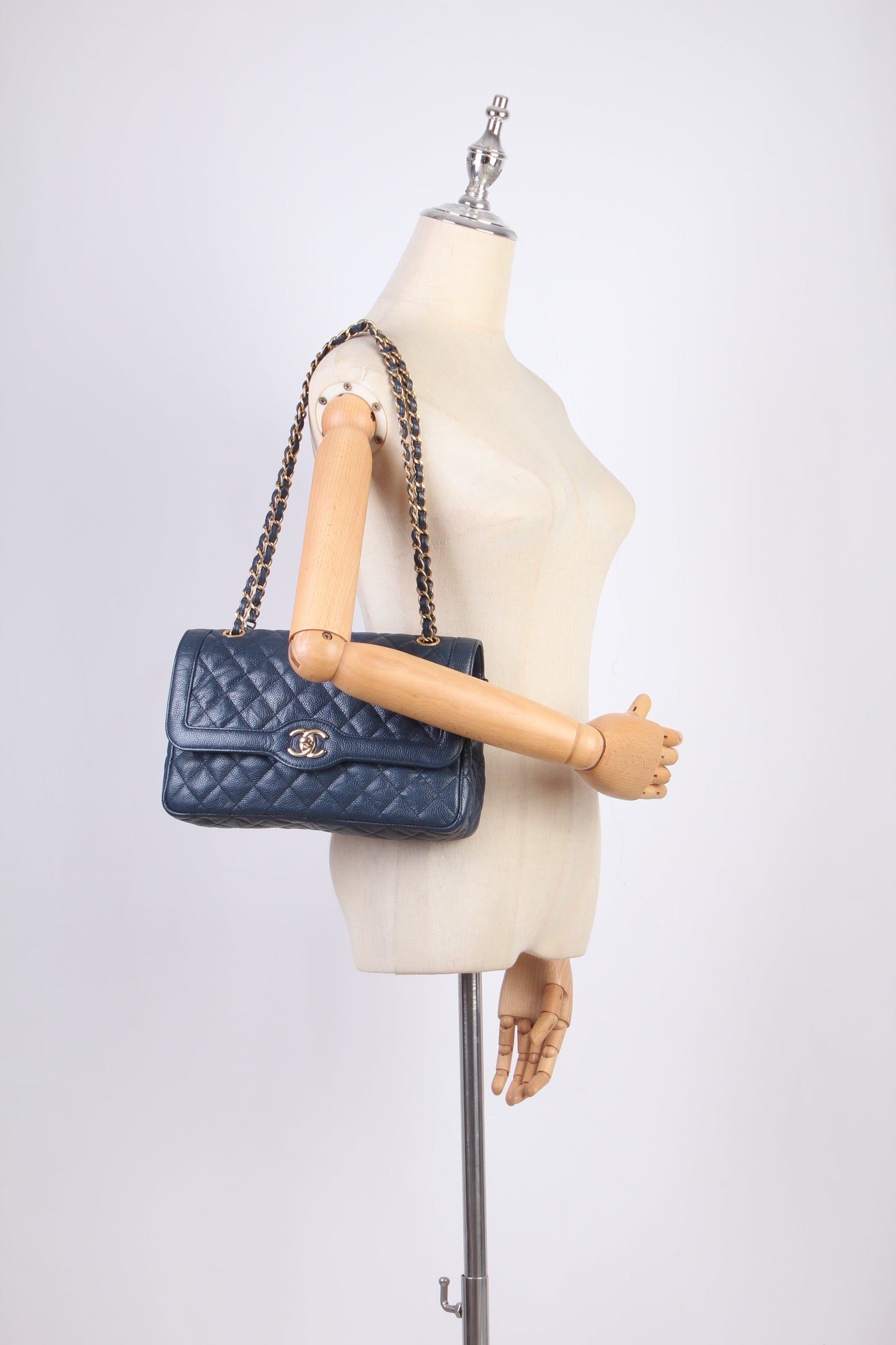 Chanel CC Quilted Caviar Flap Bag Leather Shoulder Bag in Good condition