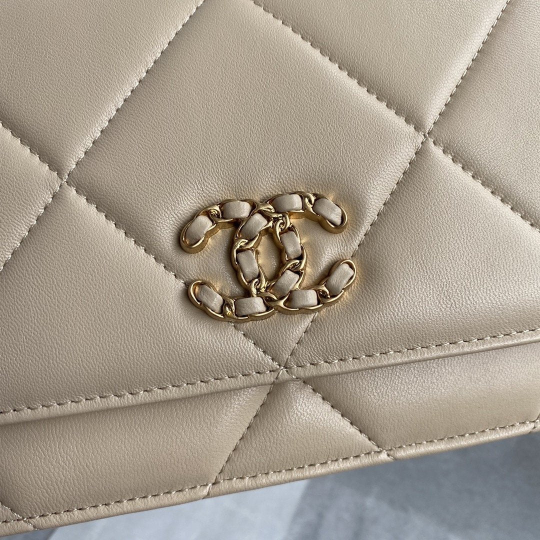 CHANEL 19 Wallet on chain WOC beige