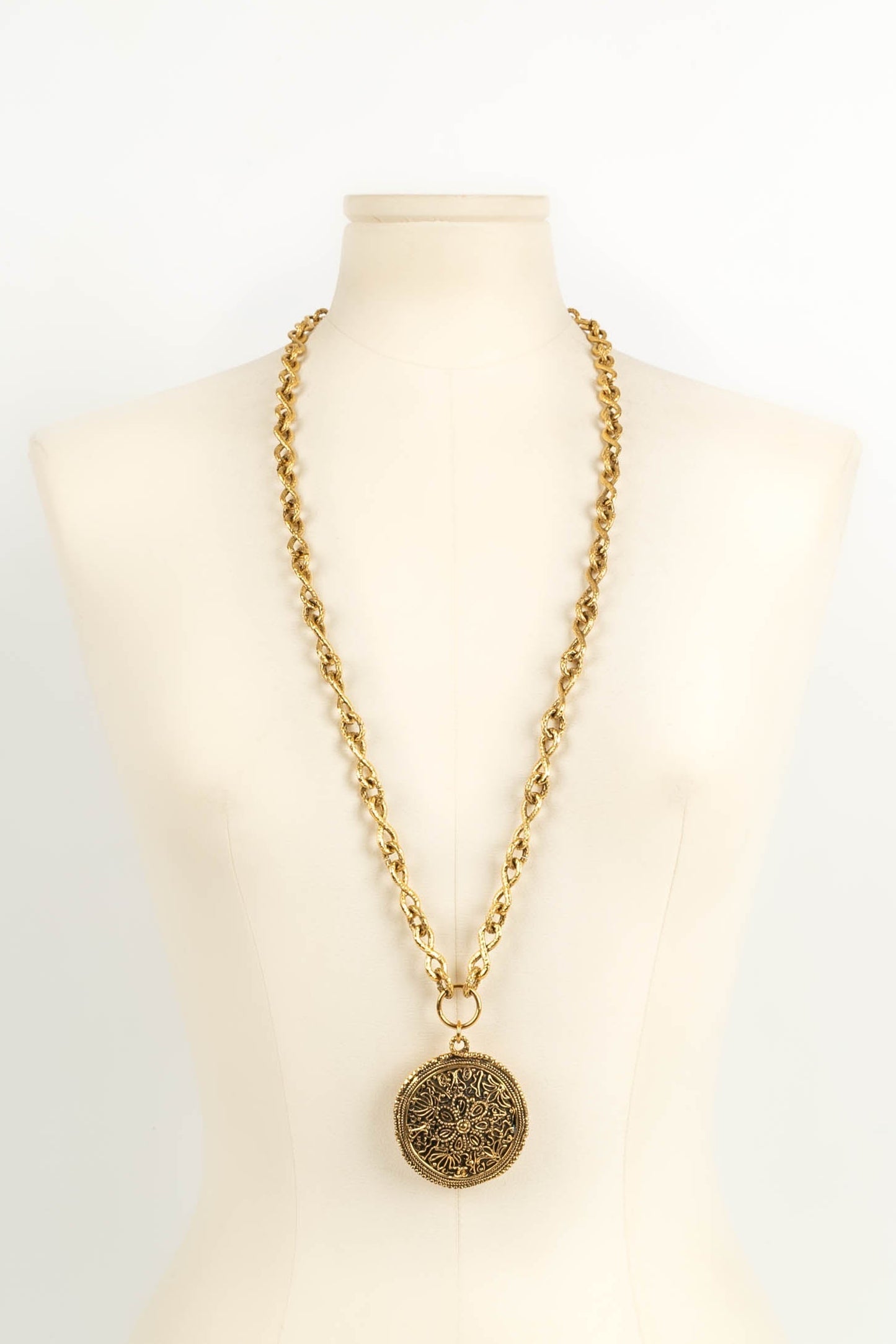 Collier médaillon Chanel 1986