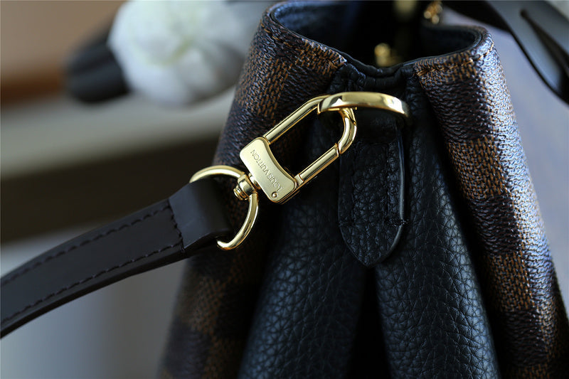 The Franco Shops - Louis Vuittons  - 7940