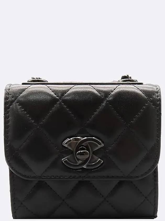 Un crossbody bag Chanel