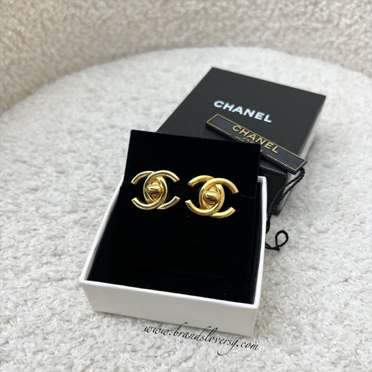 Chanel Vintage Medium CC Turnlock Clip On Earrings in GHW