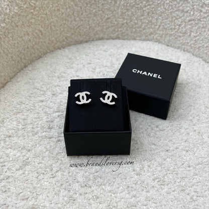 Chanel 25C CC Logo Earrings in SHW