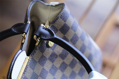 The Franco Shops - Louis Vuittons  - 7941