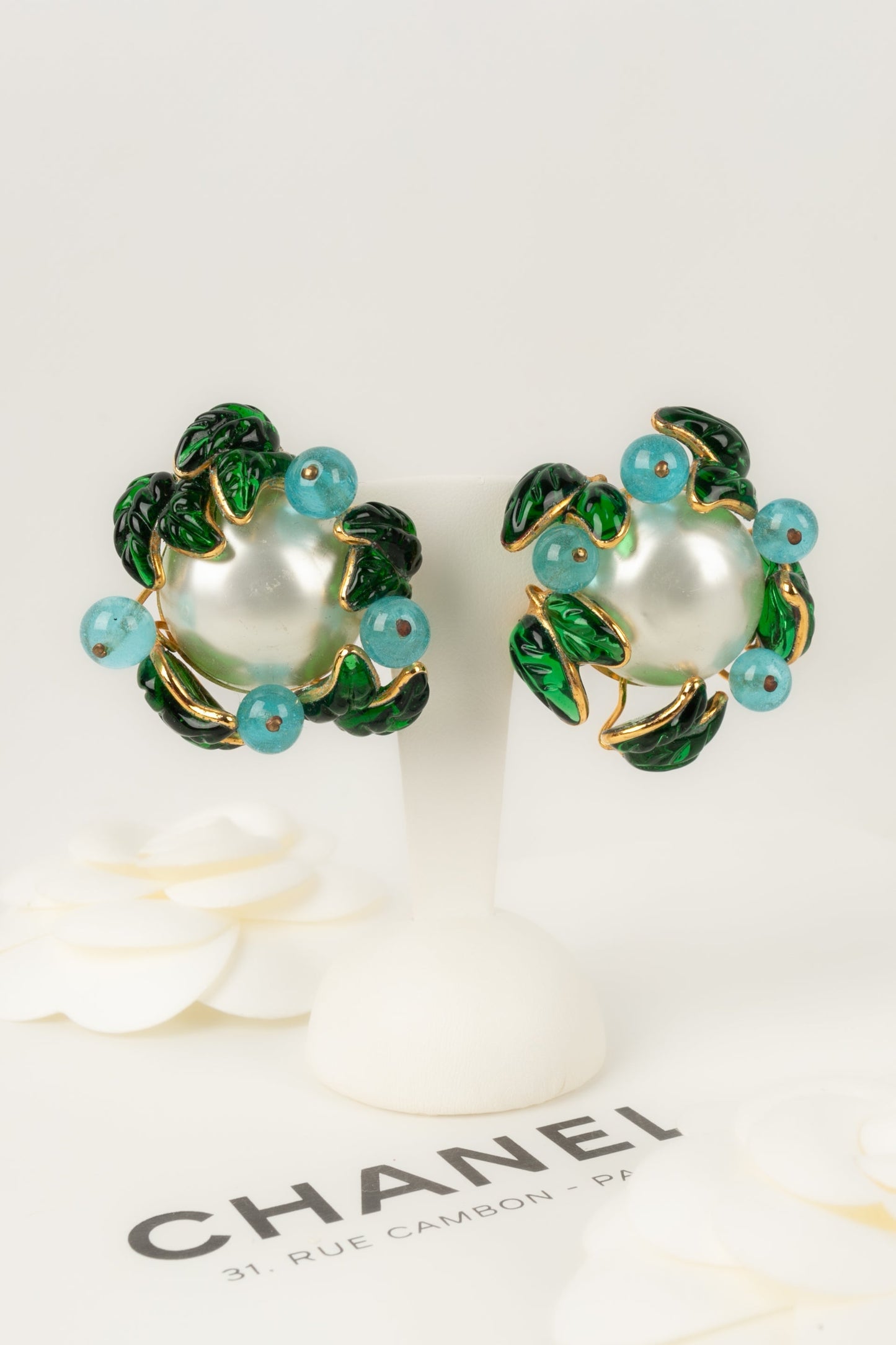 Boucles d'oreilles en pâte de verre Chanel