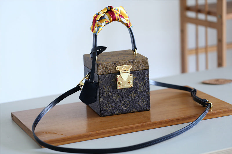 Franco Shops - Louis Vuittons  - 9401