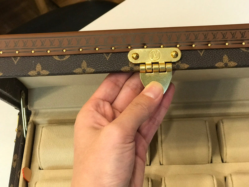 Franco Shops - Louis Vuittons  - 9499