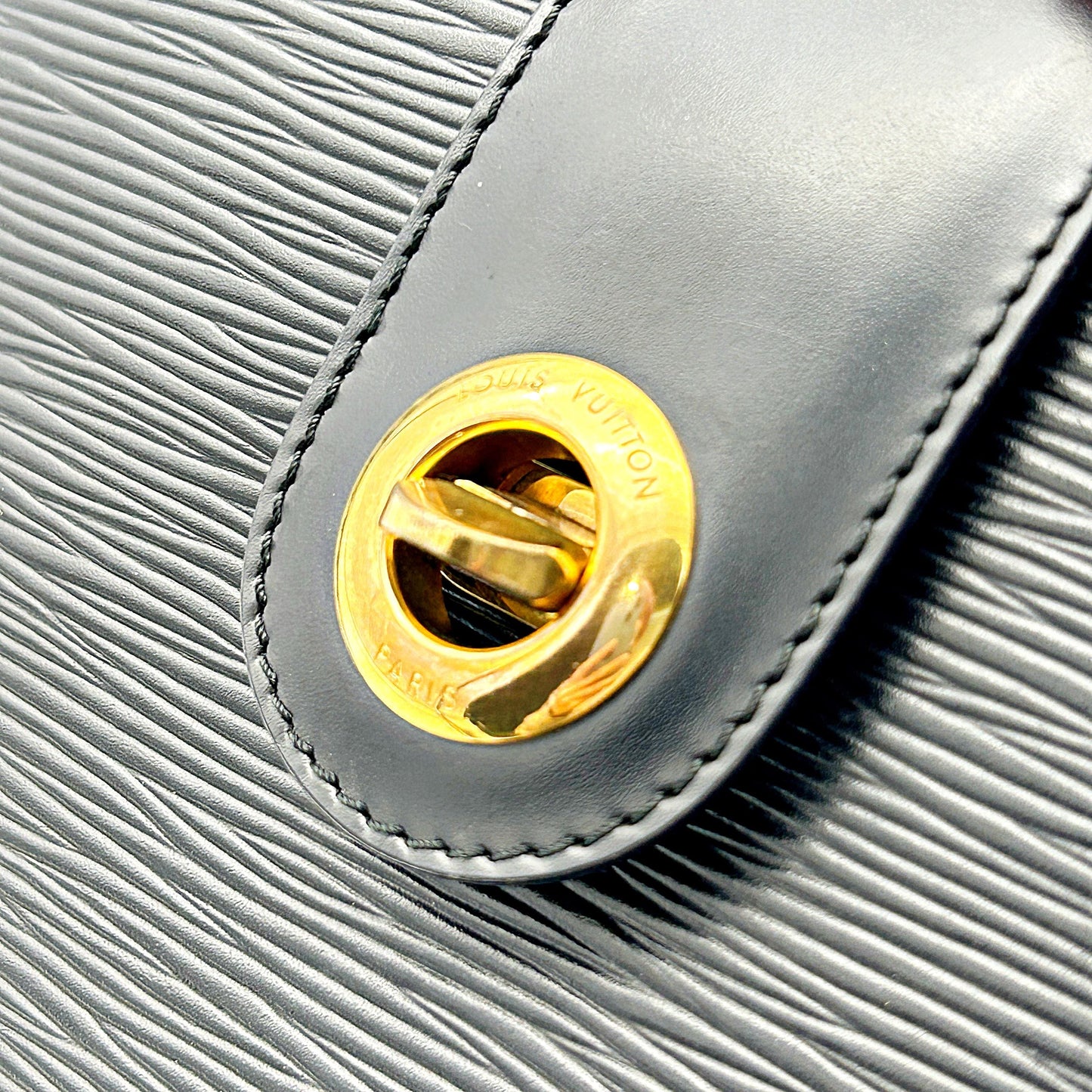 Louis Vuitton Epi Leather Cluny Vintage - Black Bucket Bags, Handbags AF684