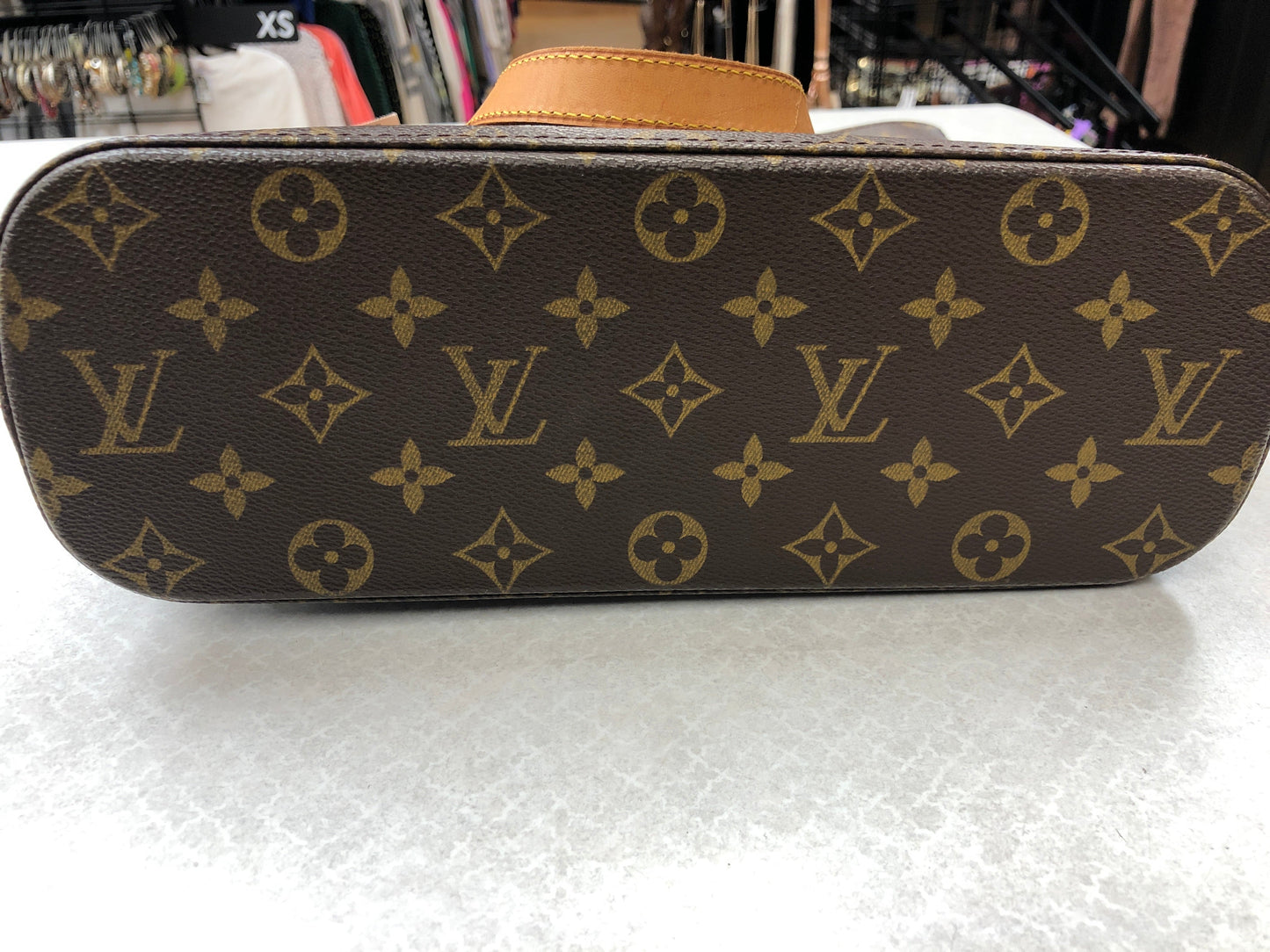 Handbag Luxury Designer By Louis Vuitton  Size: Large