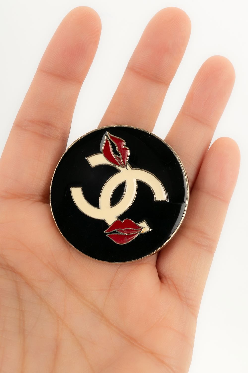 Broche pins Make Up Chanel 2004