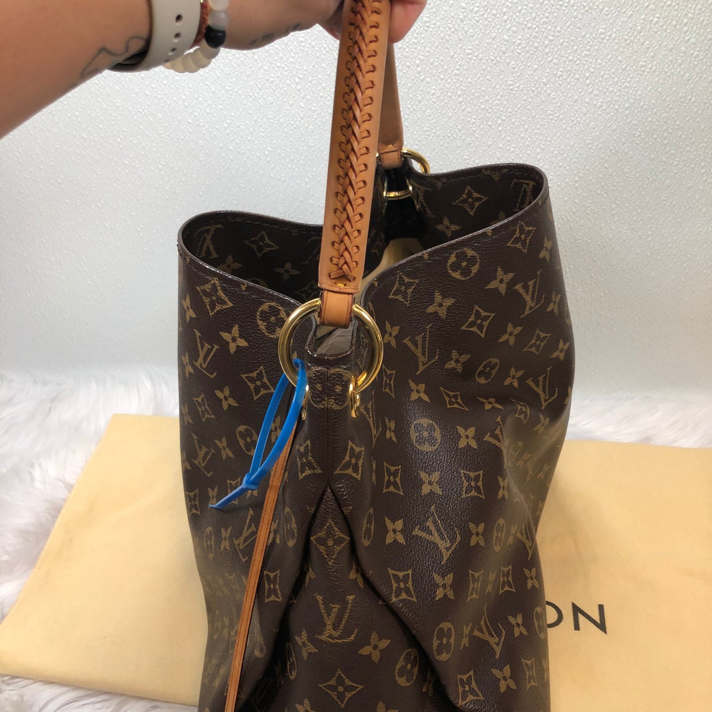 Handbag Designer By Louis Vuitton  Size: Large