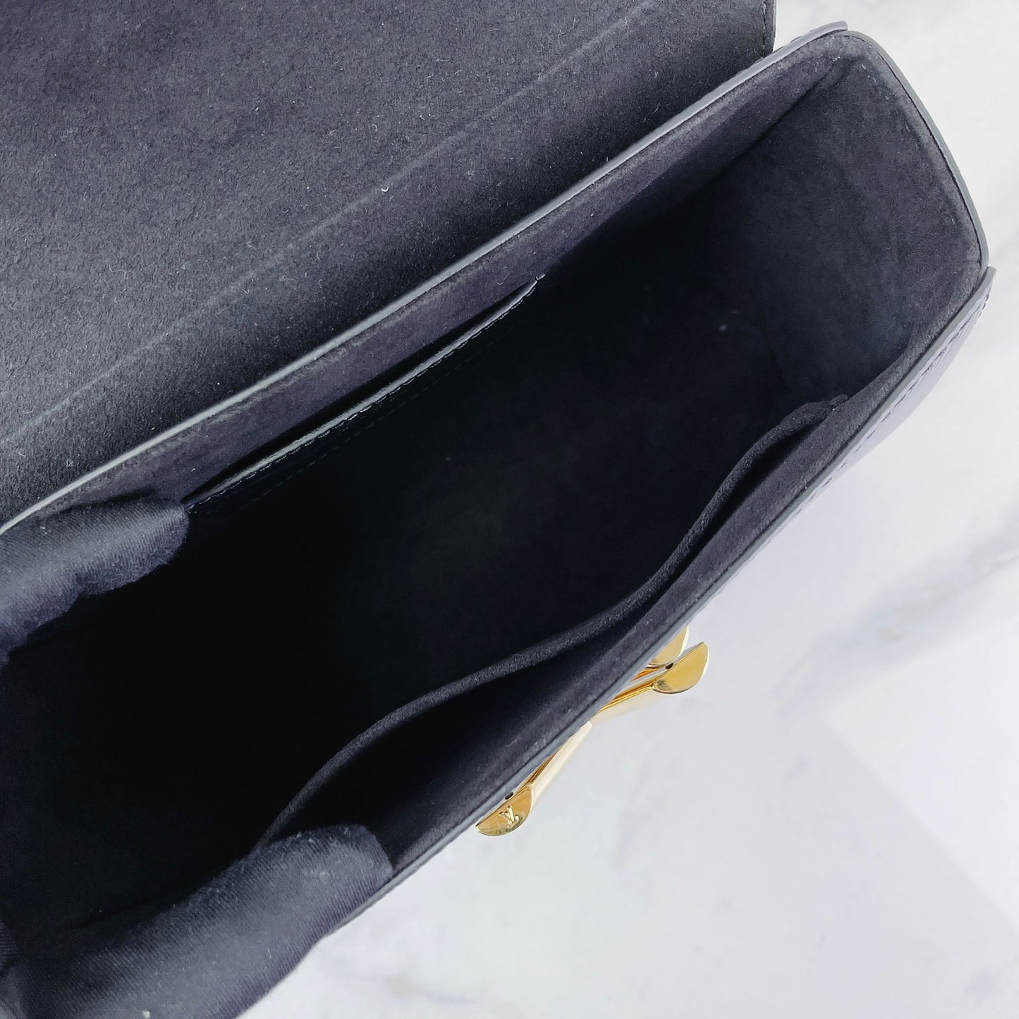 Louis-Vuitton Twist Epi Leather MM Black GHW