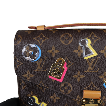 Louis-Vuitton Pochette Metis Monogram Love Lock GHW