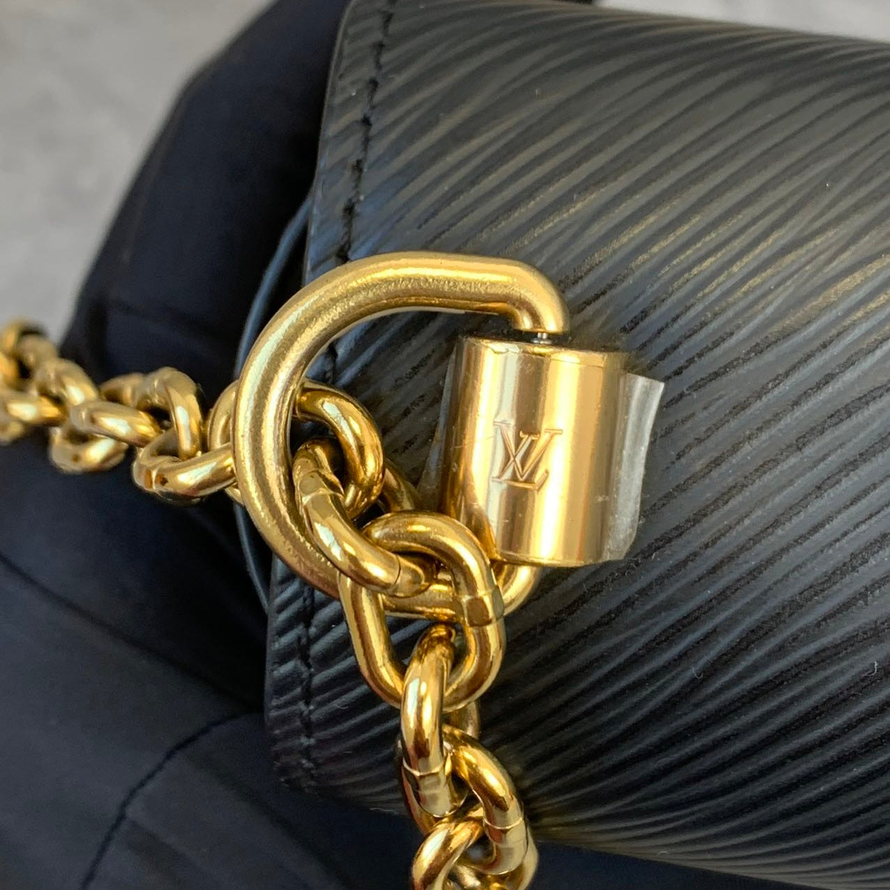 Louis-Vuitton Twist Lock Epi Leather MM Black GHW