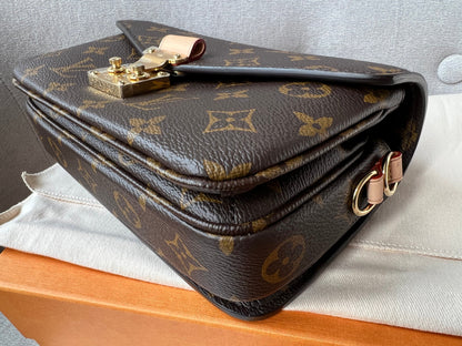 Louis Vuitton Pochette Metis East West Monogram (RRP £2,070)