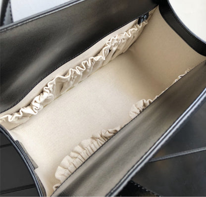 Classic Woman Gucci handbag