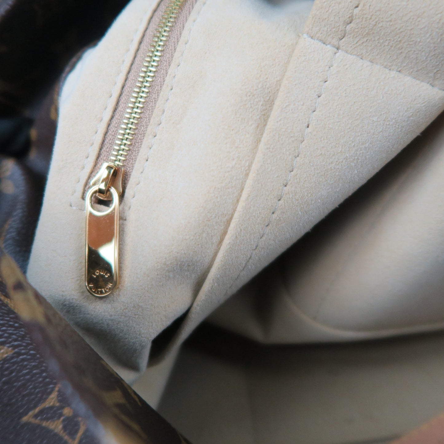 Louis-Vuitton Monogram Artsy MM