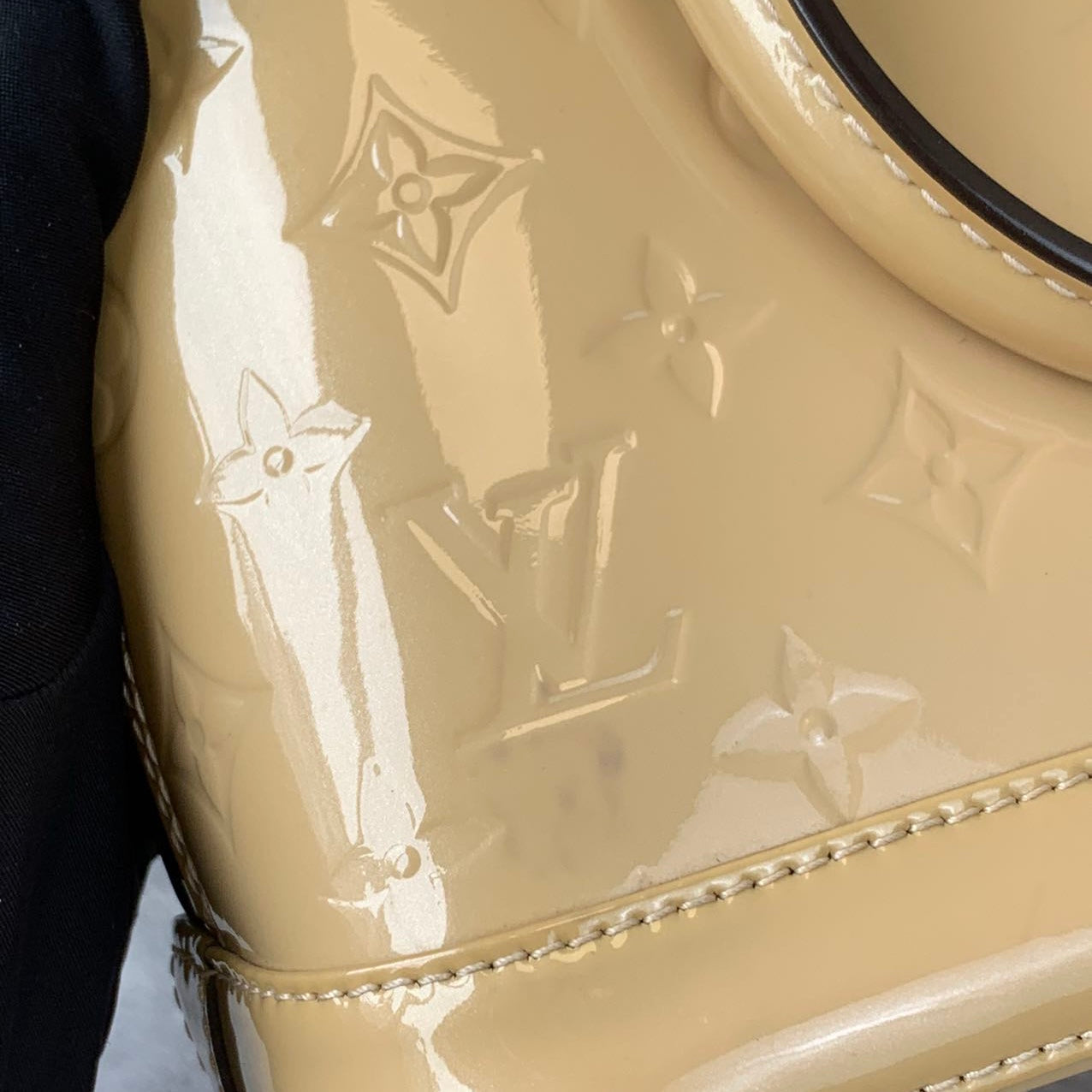 Louis-Vuitton Alma BB Vernis Beige GHW