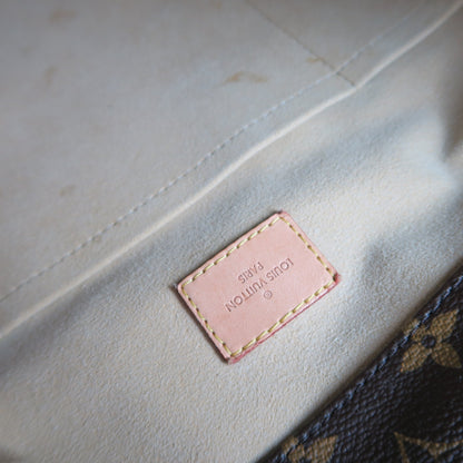 Louis-Vuitton Monogram Artsy MM