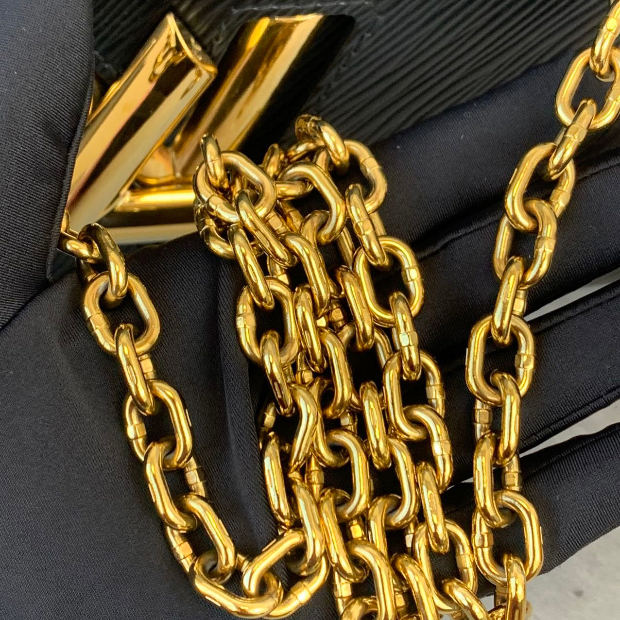 Louis-Vuitton Twist Lock Epi Leather MM Black GHW