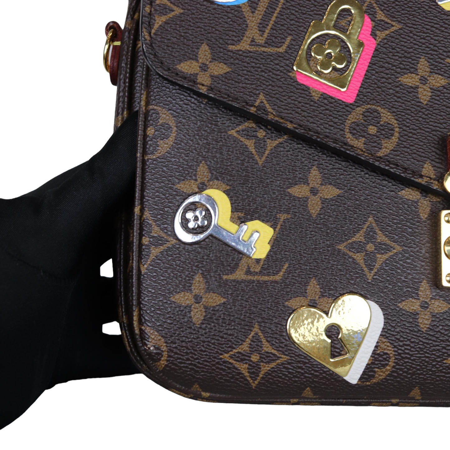 Louis-Vuitton Pochette Metis Monogram Love Lock GHW