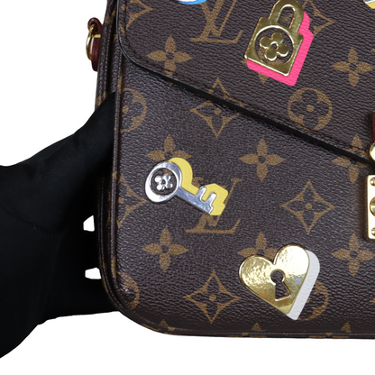 Louis-Vuitton Pochette Metis Monogram Love Lock GHW