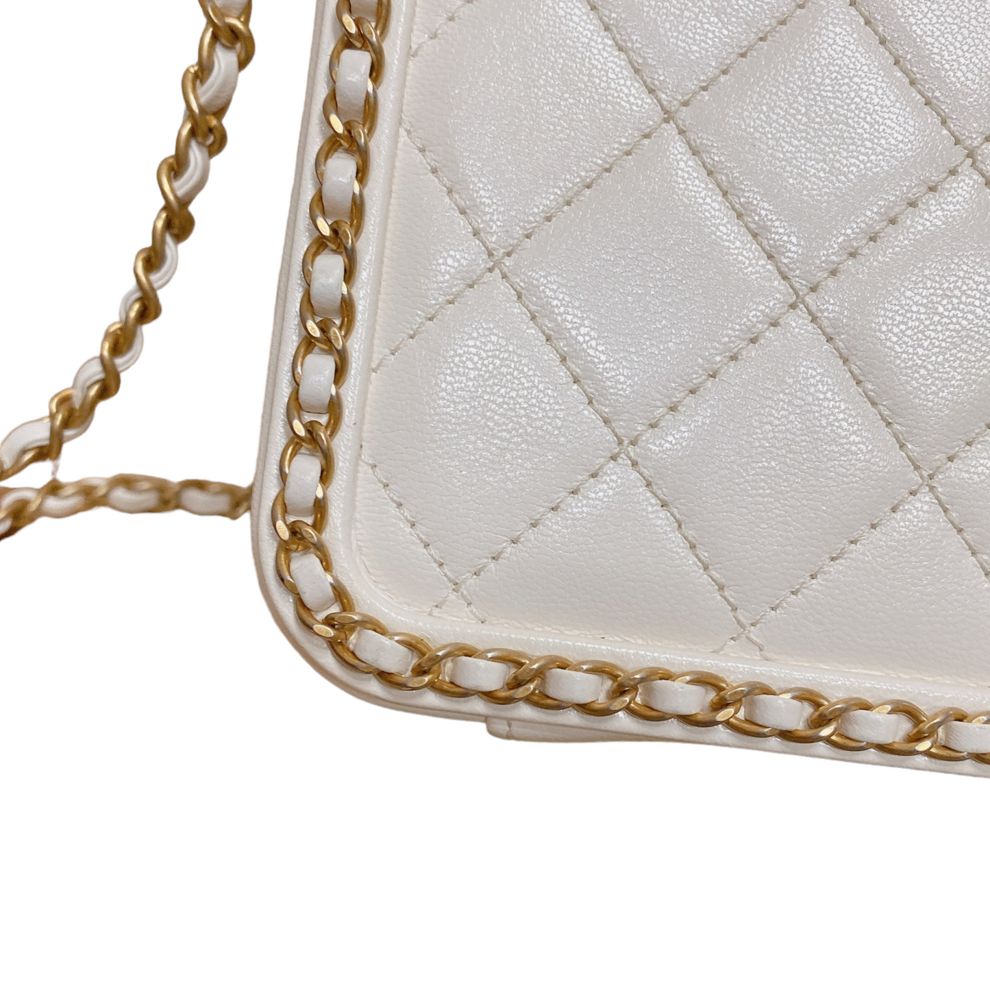 Chained Medium Caviar Quilted Vanity Case White GHW