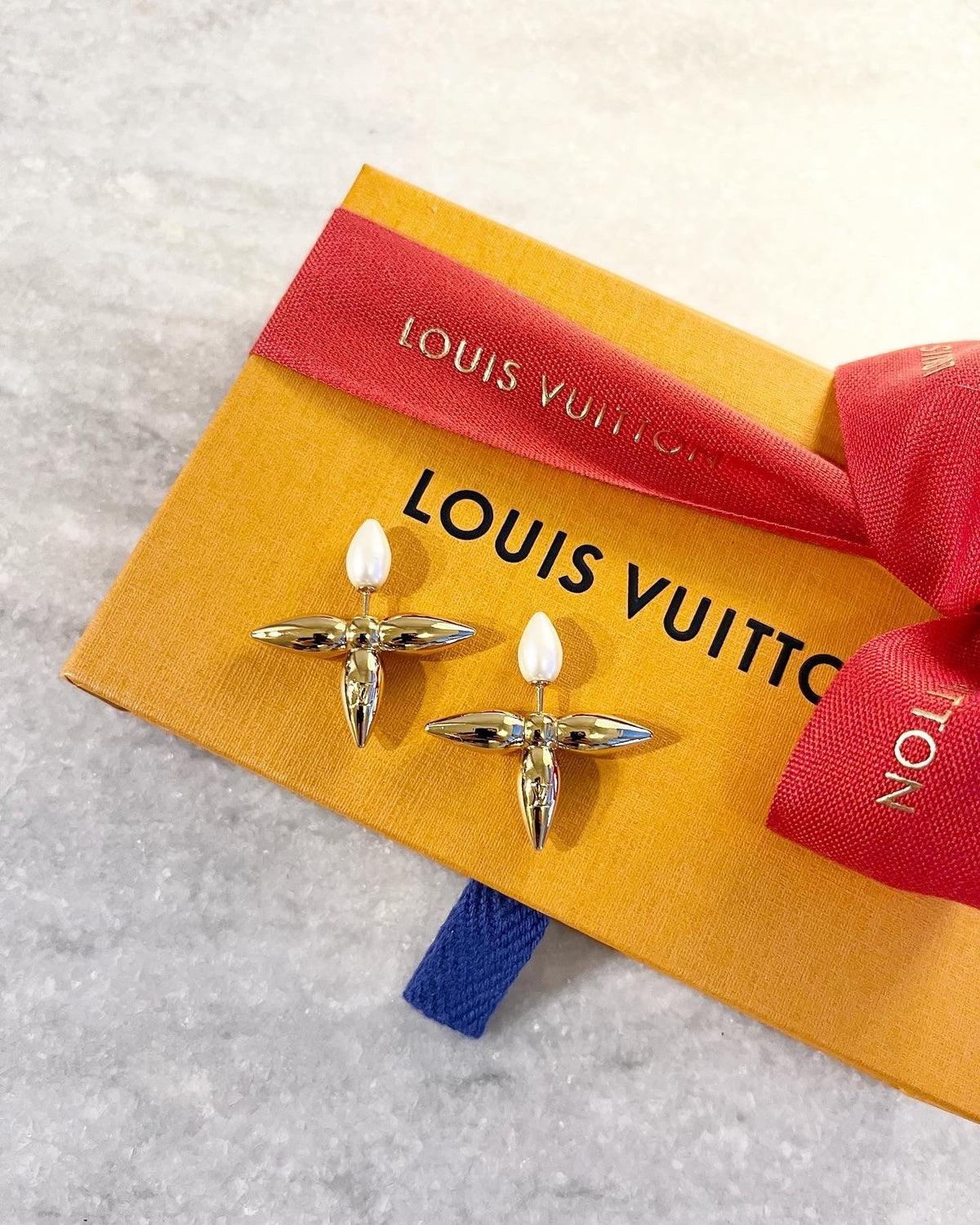 Louis Vuitton Louisette Eearrings In Gold