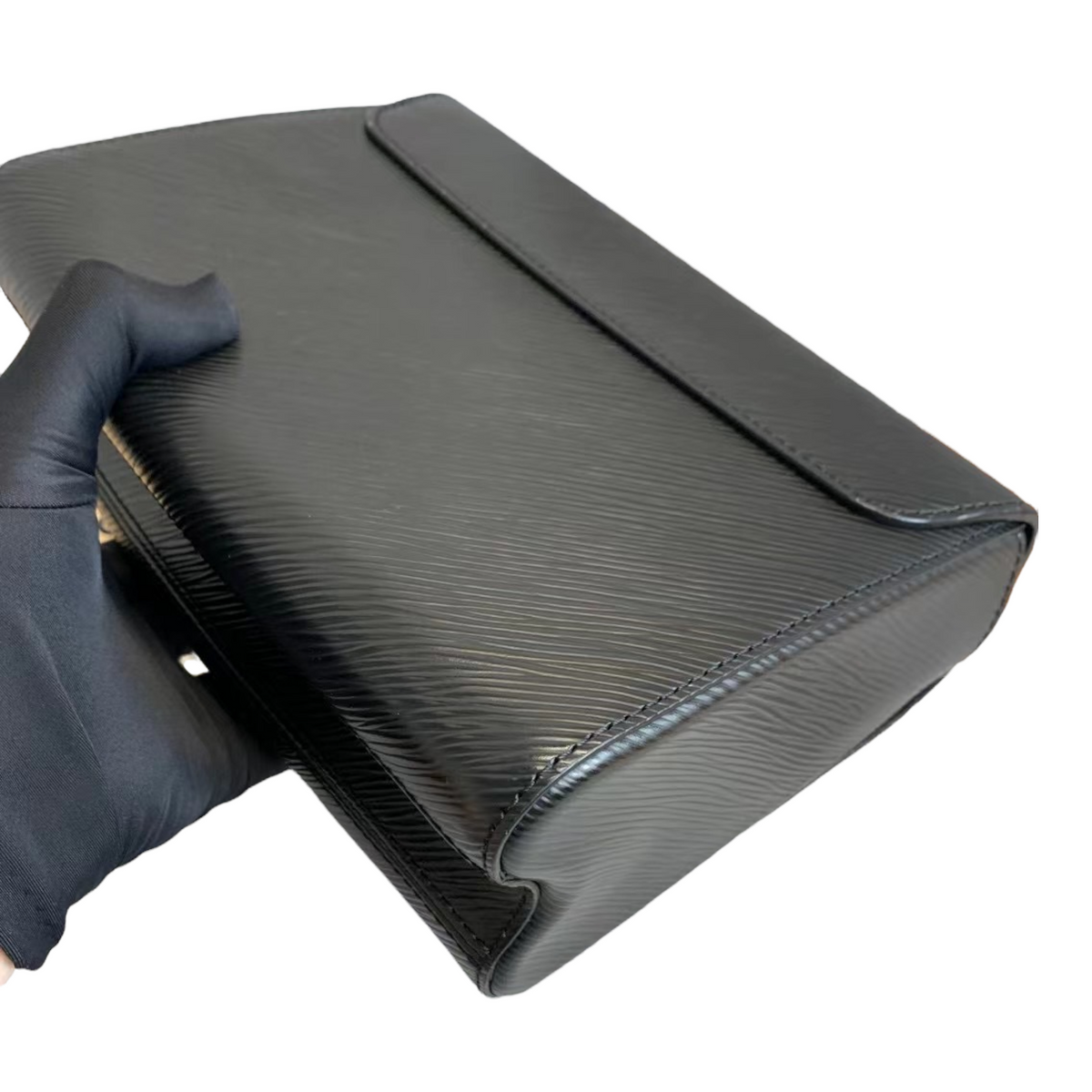 Louis-Vuitton Twist Lock Epi Leather MM Black GHW