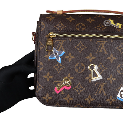 Louis-Vuitton Pochette Metis Monogram Love Lock GHW