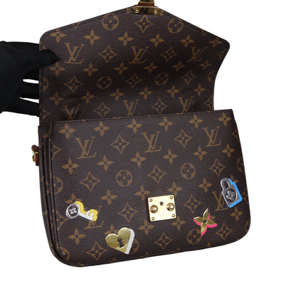 Louis-Vuitton Pochette Metis Monogram Love Lock GHW