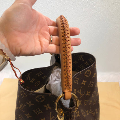 Handbag Designer By Louis Vuitton  Size: Large