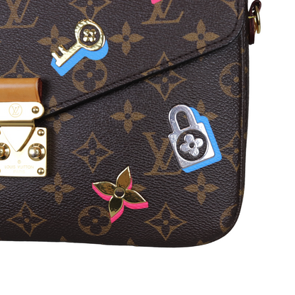 Louis-Vuitton Pochette Metis Monogram Love Lock GHW