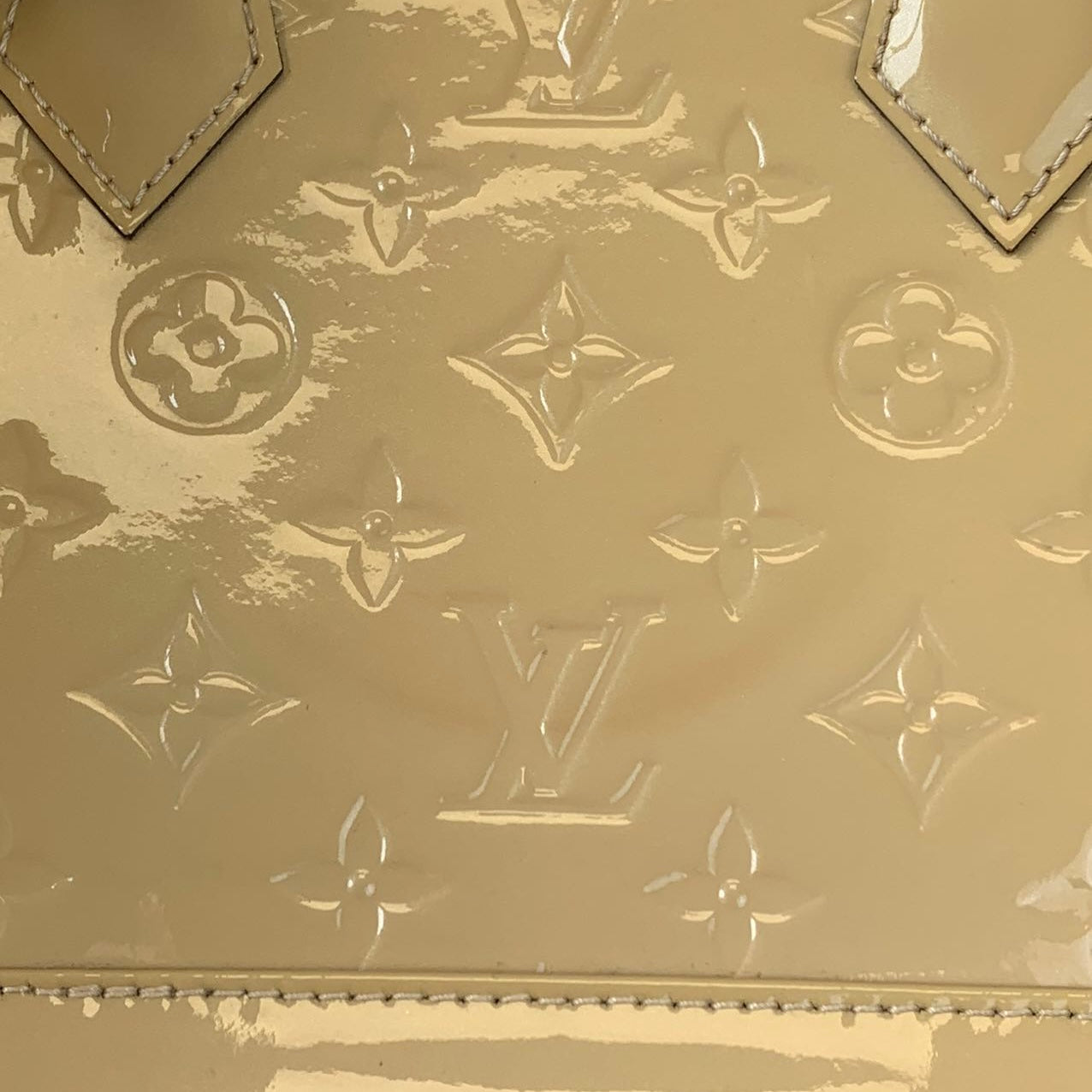 Louis-Vuitton Alma BB Vernis Beige GHW