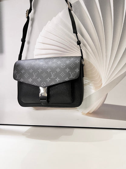 Louis Vuitton Messengerama Bag