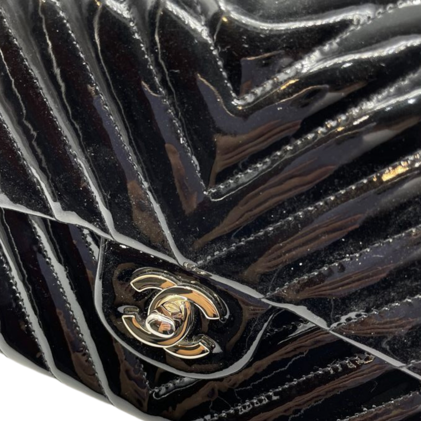 Medium Classic Flap Chevron Patent Black SHW