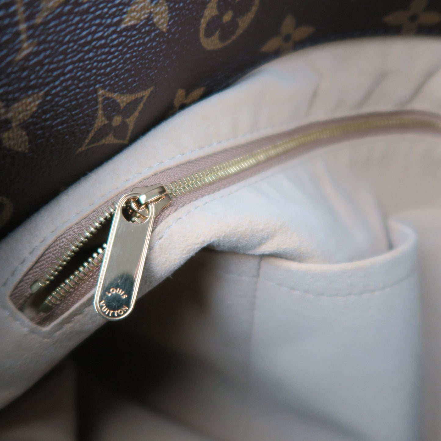 Louis-Vuitton Monogram Artsy MM