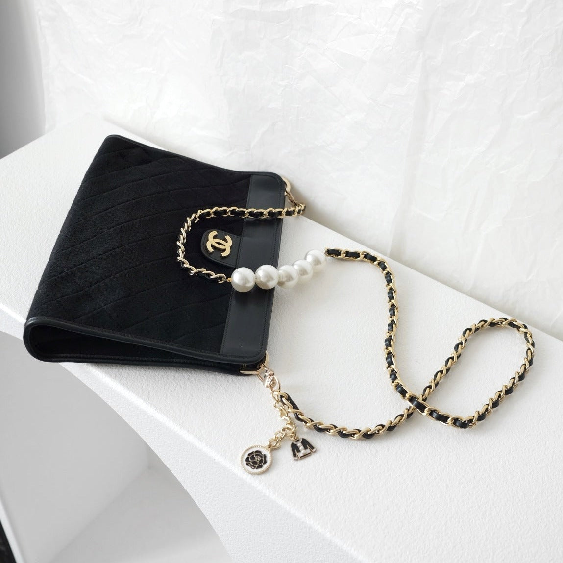 Chanel vintage black pouch + chain