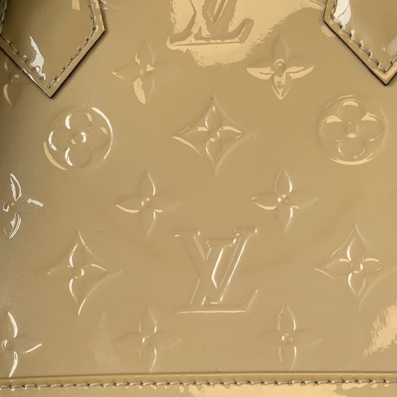 Louis-Vuitton Alma BB Vernis Beige GHW