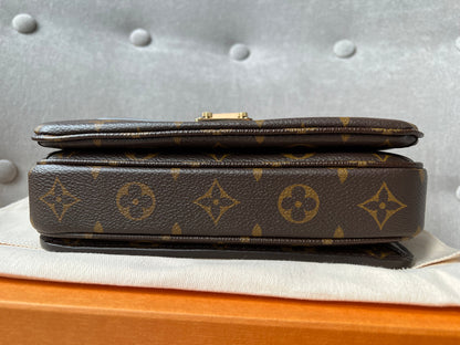 Louis Vuitton Pochette Metis East West Monogram (RRP £2,070)