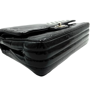 Medium Classic Flap Chevron Patent Black SHW
